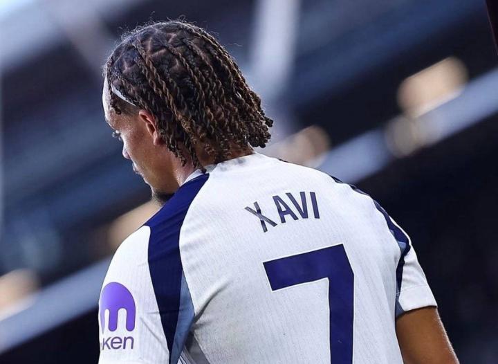  斯基拉曝料，哈维-西蒙斯或将离队；热刺夏窗面临艰难抉择。 体育新闻