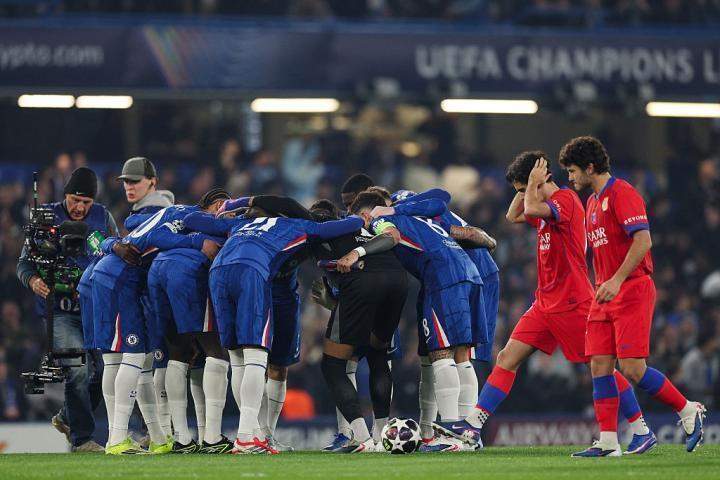  蓝军欧冠之旅遭遇重创；总比分大幅落后巴黎圣日耳曼；历史纪录再次被追平引发热议。 体育新闻